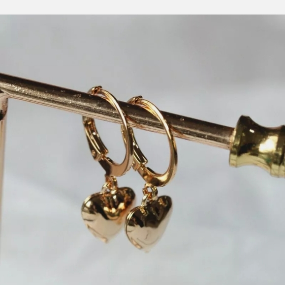 **New 18k heart❤ Gold Stud Earrings - Picture 3 of 8